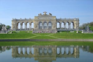 Vienna: Schönbrunn Palace and its enchanting gardens - guided tour