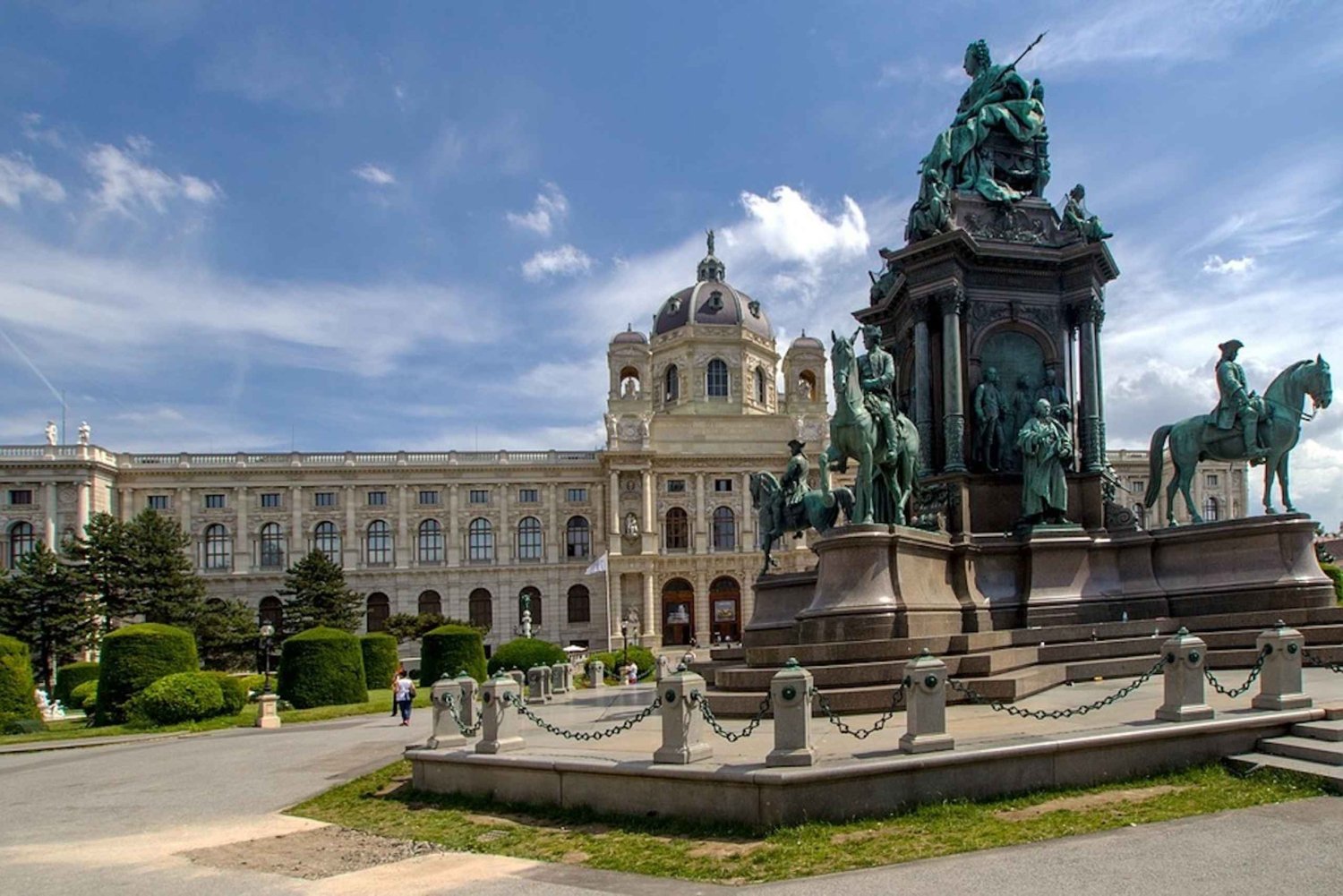 Vienna: Sightseeing Tour in a Classic Style Car