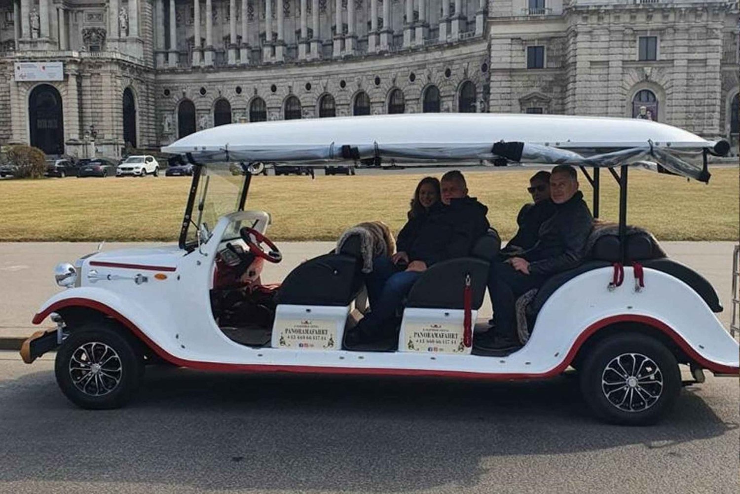 Wenen: sightseeingtour in een 8-persoons elektrische klassieke auto