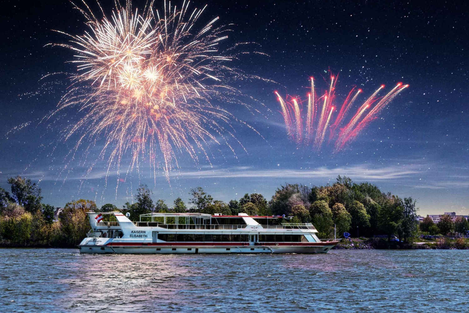 Vienna: Sunset Barbecue Cruise with Fireworks Display