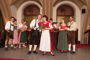Vienna: Traditional Dinner Show at the Wiener Rathauskeller