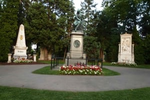 Vienna: Vienna Central Cemetery a guided walking tour through history