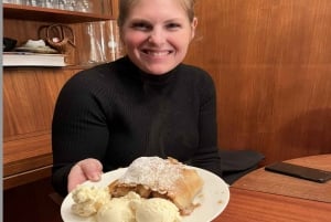 Wiedeń: Wiener Schnitzel and Strudel Cooking Class