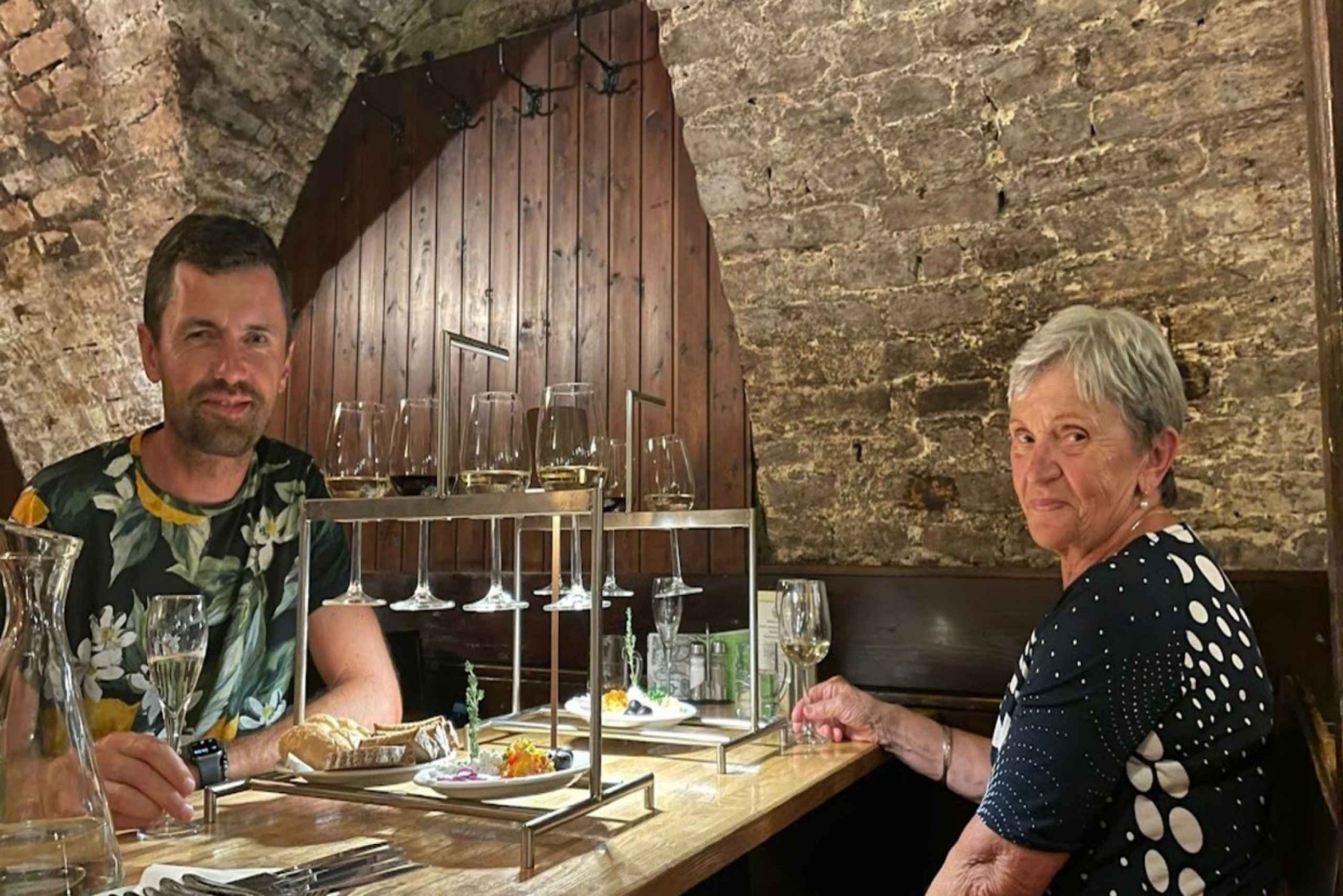 Wenen: wijnproeverij in traditionele kelder