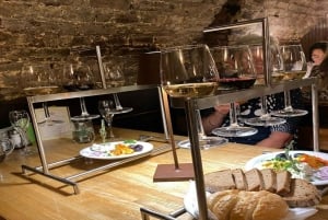 Wien: Vinsmagning i en traditionel vinkælder