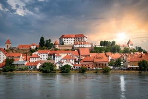 Zagreb:Private Transfer to Vienna+Sightseeing Stops + ticket