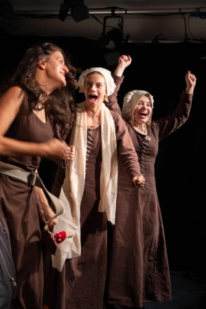 The Award-Nominated Comedy 'Wenches!' Comes To Vienna