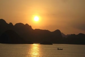 Hanoi: 2 päivän Lan Ha & Ha Long Bay 5 tähden risteily parvekkeella