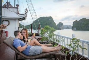 2-dagers cruise med Royal Palace i Ha Long-bukten og Ti Top Island
