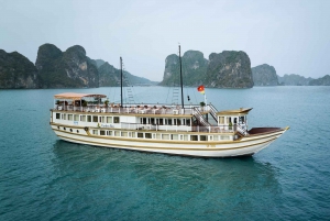 Au départ de Hanoi : Croisière de 3 jours dans la baie de Bai Tu Long, grottes et kayak