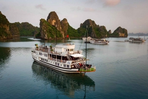 Au départ de Hanoi : Croisière de 3 jours dans la baie de Bai Tu Long, grottes et kayak