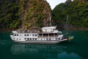 Au départ de Hanoi : Croisière de 3 jours dans la baie de Bai Tu Long, grottes et kayak