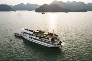 Fra Hanoi: 2-dages Halong Bay-krydstogt med måltider og kajaksejlads