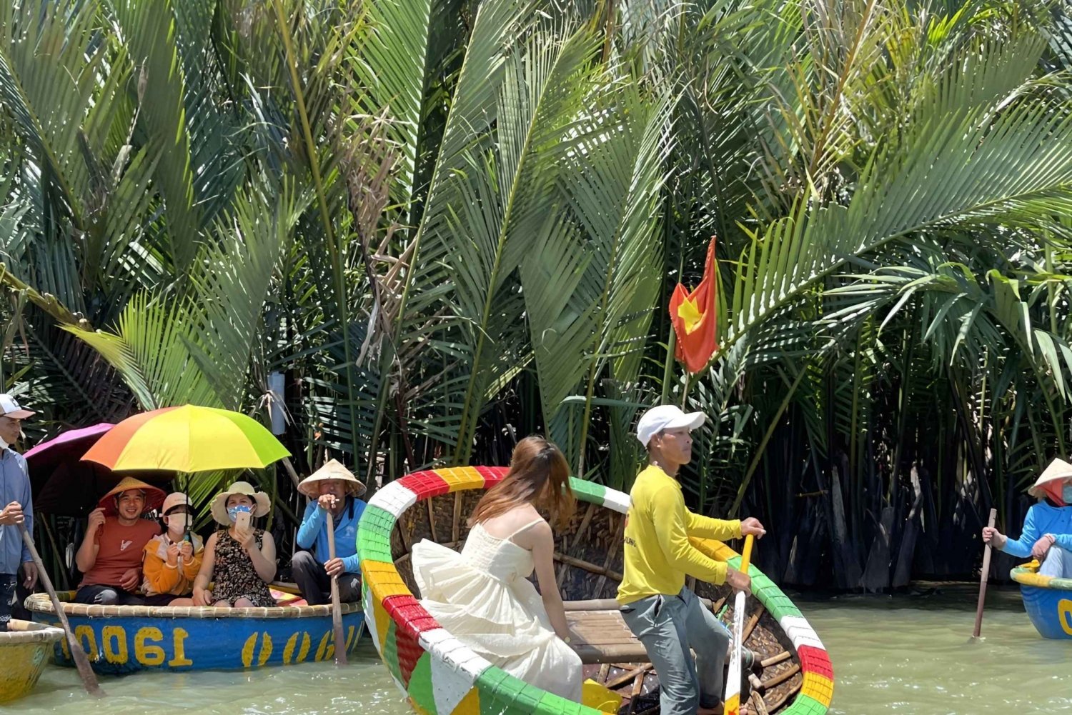 Ba Tran : bateau-panier à Hoi An dans la forêt de cocotiers