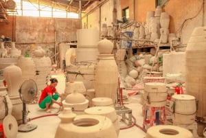 L'antico villaggio delle ceramiche di Bat Trang in moto