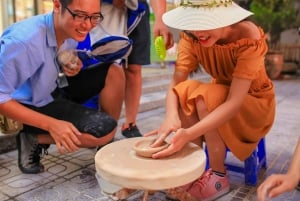 La cerámica Bat Trang antiguo pueblo en moto