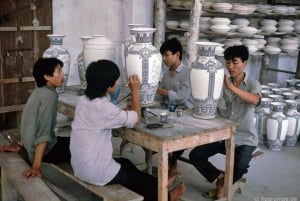 La cerámica Bat Trang antiguo pueblo en moto