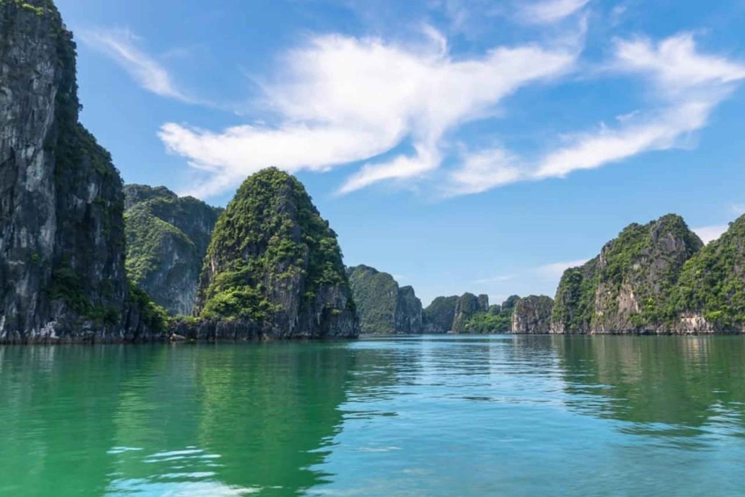 ЛУЧШИЙ ДНЕВНОЙ КРУИЗ Откройте для себя нетронутую красоту залива Бай Ту Лонг.