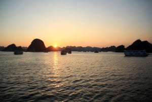 Da Hanoi: escursione di un giorno con crociera deluxe nella baia di Halong