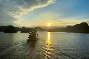 Hisnande Lan Ha Bay Sunset Tours 2024 från Cat Ba Island