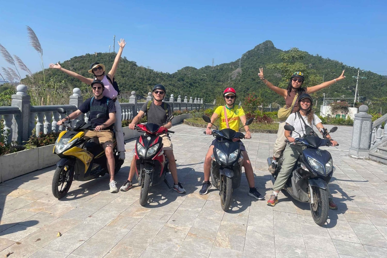 Cát Bà: Guided Motorbike Tour with Lunch & Boat Ride