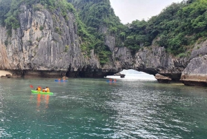 Cat Ba: Lan Ha Bay boutique cruises- Paseo en bici, kayak, comidas