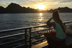 Cat Ba: Puesta de sol y kayak nocturno con plancton bioluminiscente