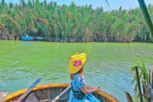 Jungle de cocotiers & bateau-panier & ville de Hoi An & lâcher de lanternes