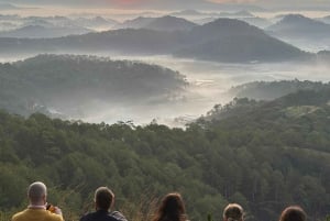 Dalat: Caminhada na montanha ao nascer do sol acima do vale enevoado e café da manhã