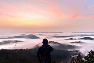 Dalat: Caminhada na montanha ao nascer do sol acima do vale enevoado e café da manhã