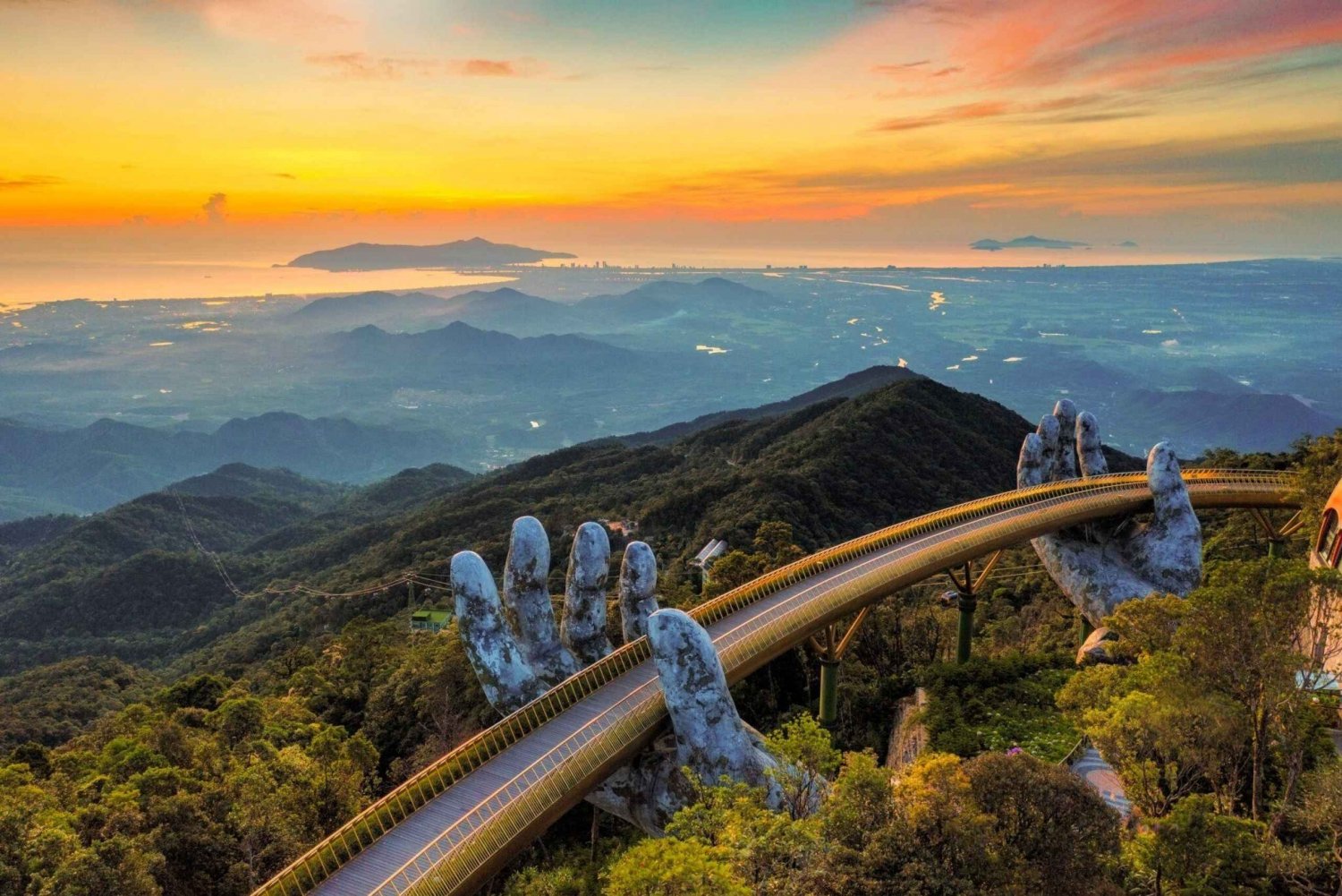 Da Nang: Ba Na Hills by Night with Cable Car and Dinner
