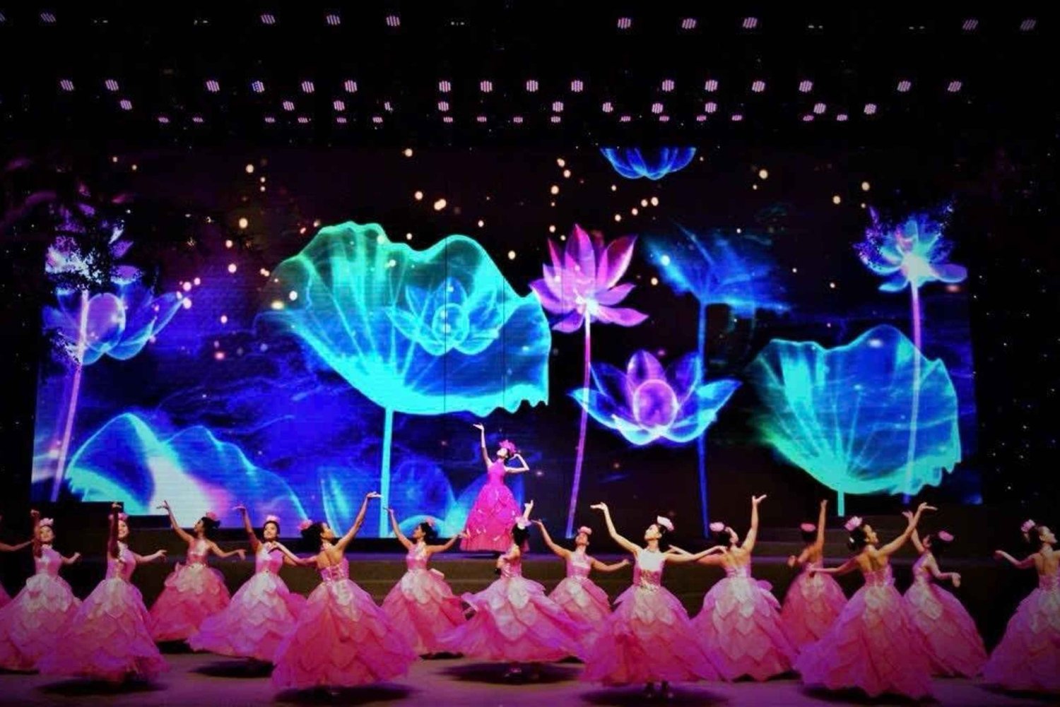 Da Nang: City Sightseeing With Dinner Cruise & Charming Show
