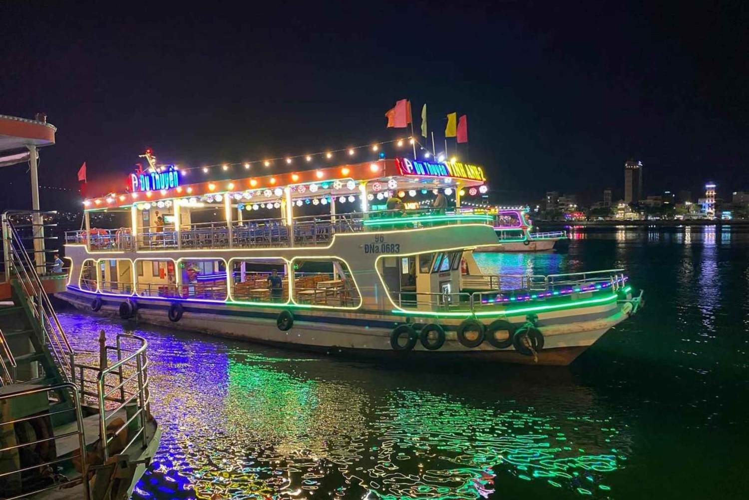 Da Nang: Han River Cruise by Night with Dance Performance