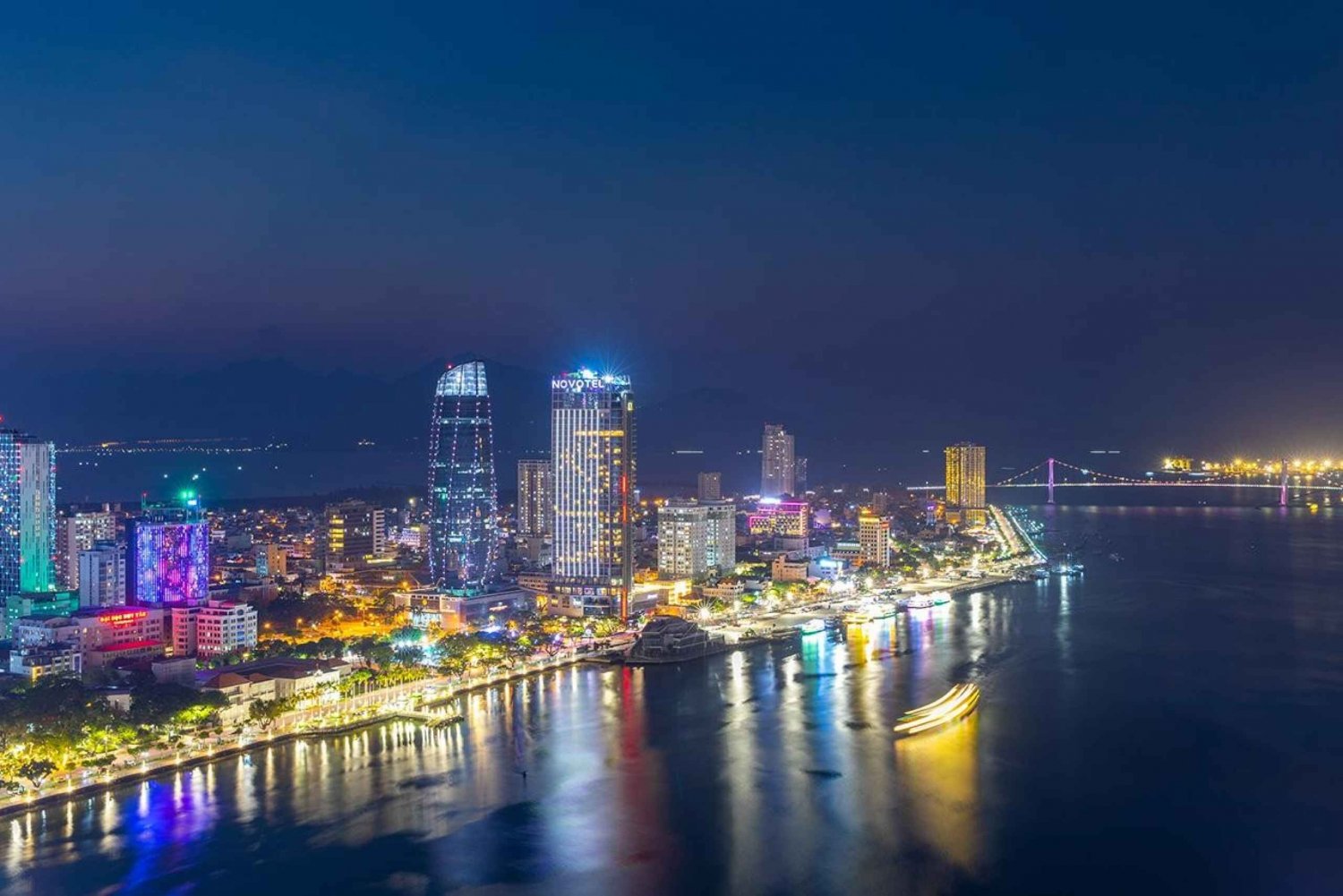 Da Nang: Tour nocturno con copa en el bar de la azotea y cena