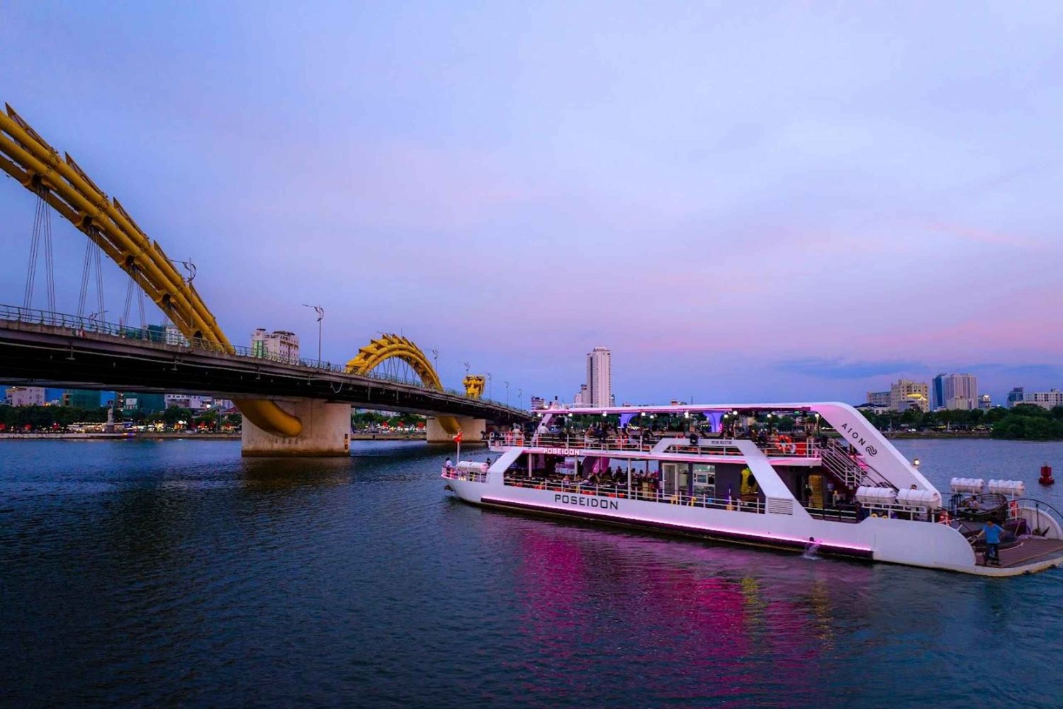 Da Nang: Crucero Poseidón con Cena y Espectáculo del Puente del Dragón