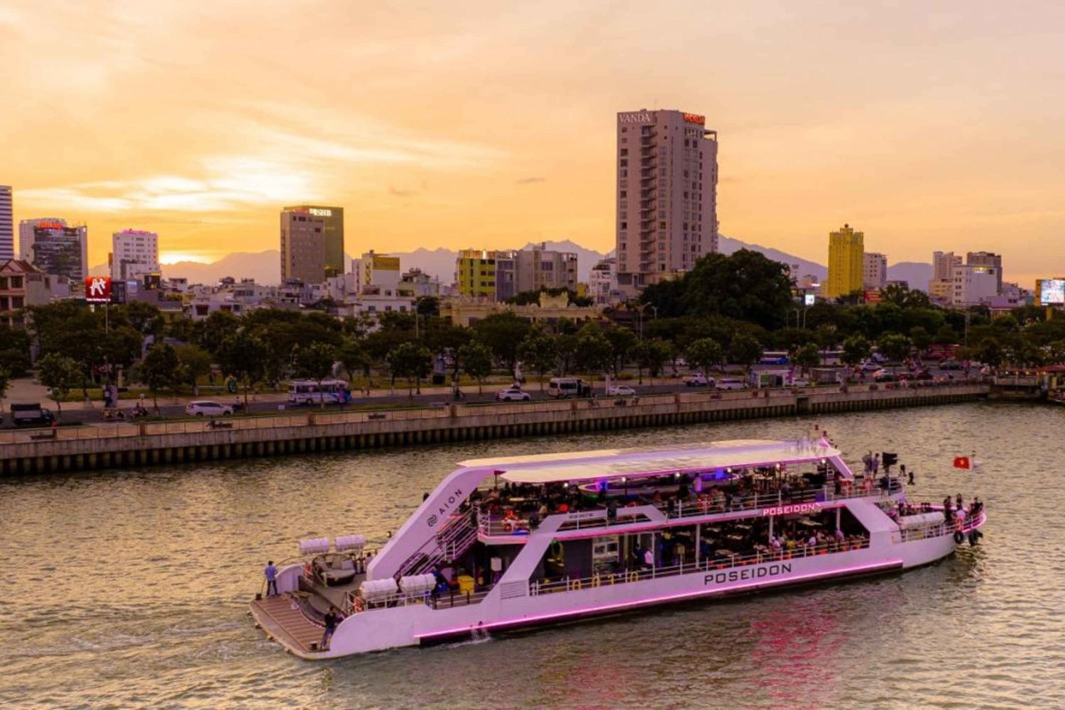 Da Nang: Poseidon Dining Cruise Experience