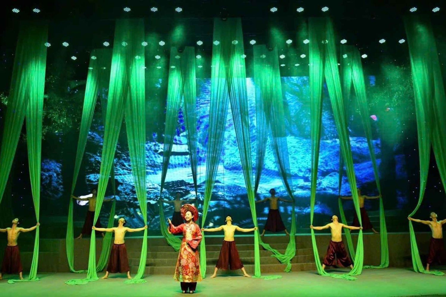 Da Nang: prywatna wycieczka kulinarna i pokaz Charming Da Nang Show