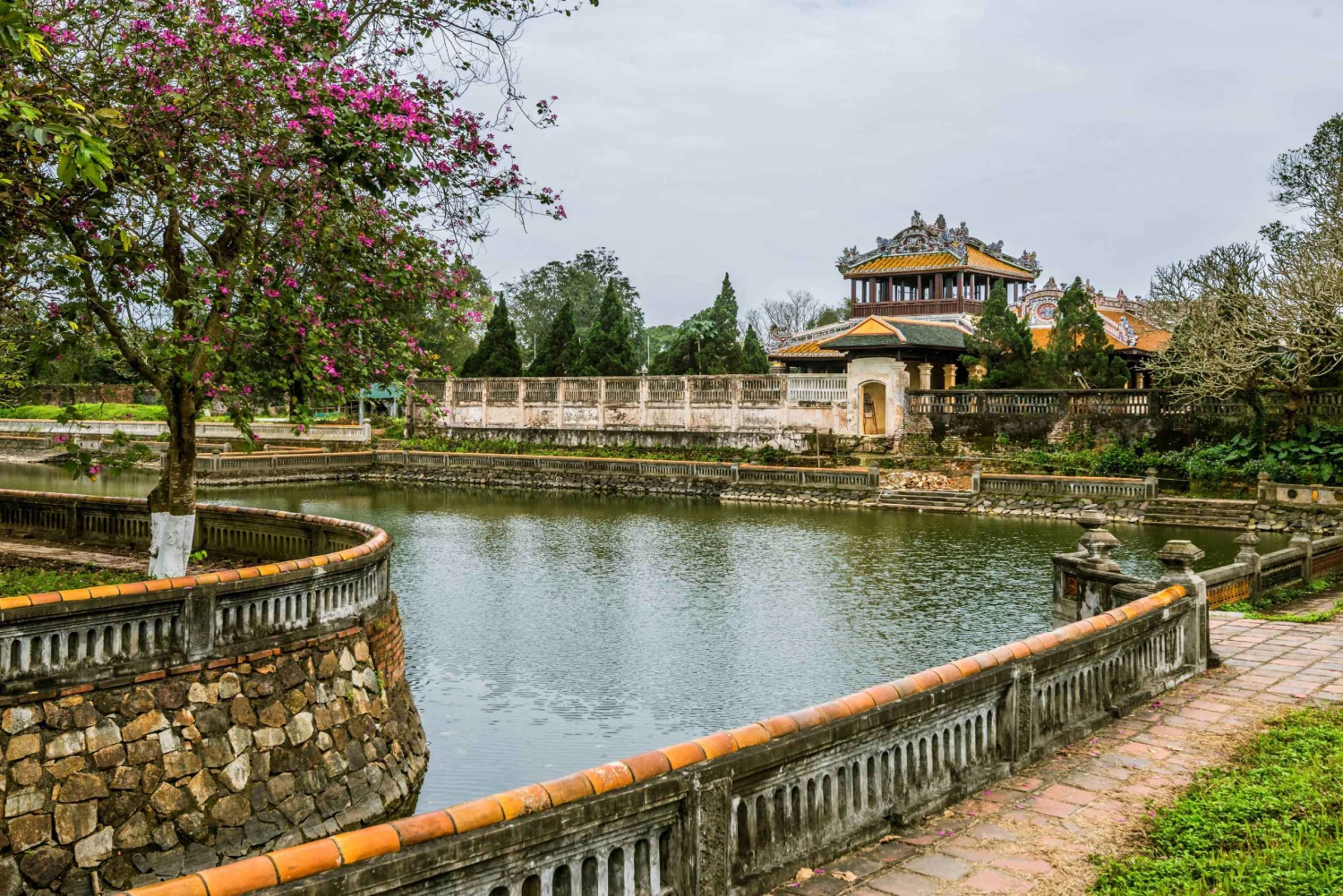 Da Nang: Small-Group Hue Imperial City and Hai Van Pass Tour