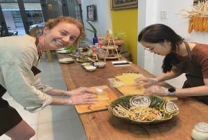 Da Nang: Tradycyjna lekcja gotowania i Pho z lokalną dziewczyną