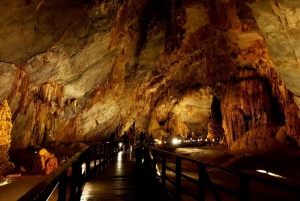 Fra Phong Nha by: Paradisgrotten og zipline ved Dark Cave