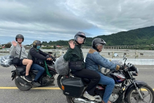 DAGSUTFLYKT MED MOTORCYKEL I HAI VAN PASS