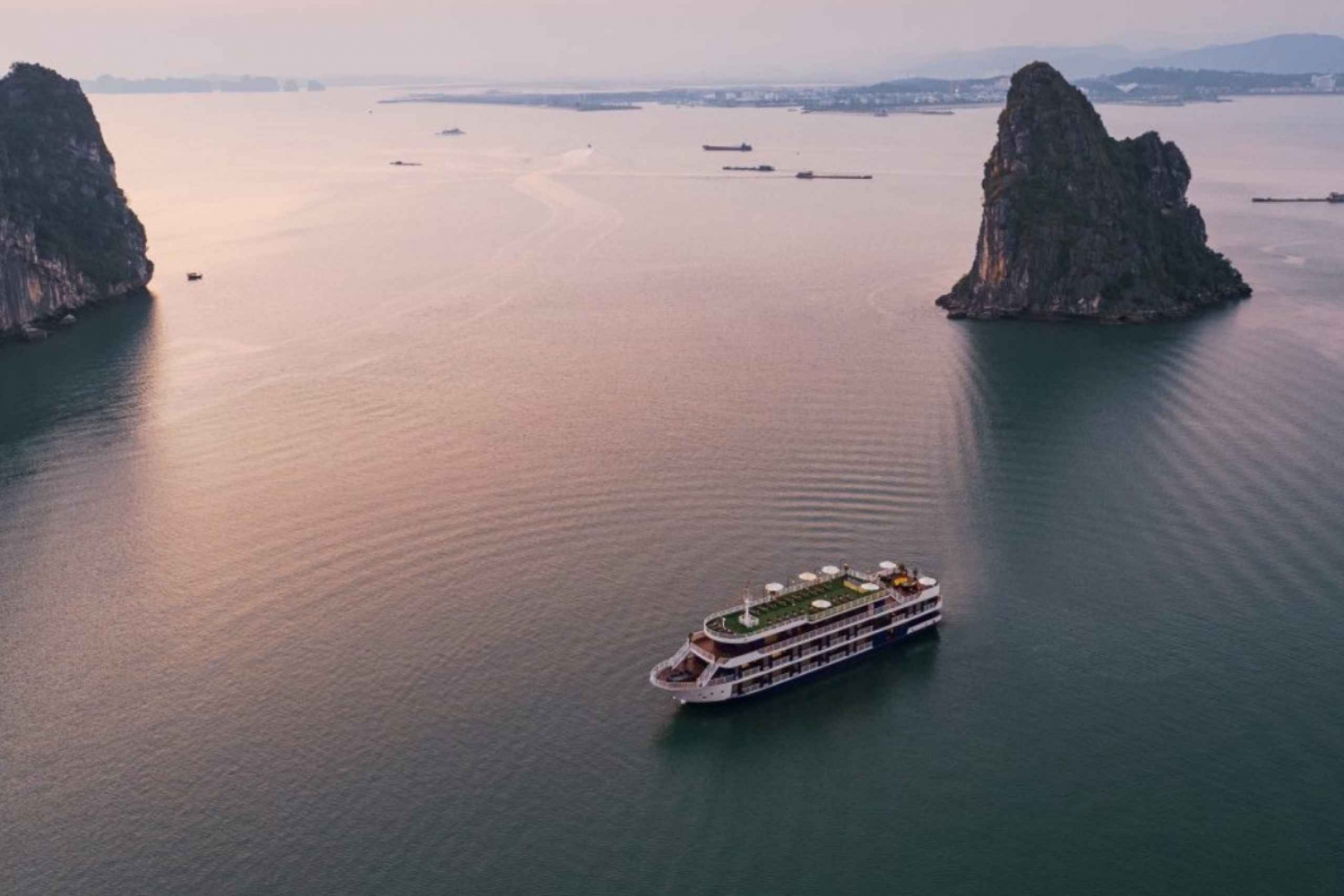 Experimenta el lujo: Viaje en crucero de 5 estrellas por la bahía de Lan Ha