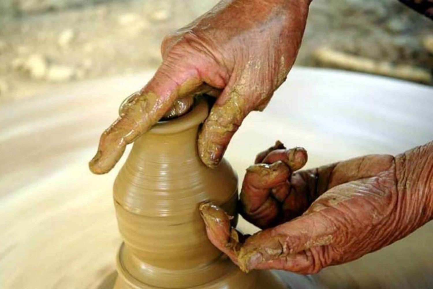 Experimente fazer cerâmica com um artesão local em uma casa da região