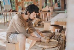 Vive la experiencia de hacer cerámica con un artesano local en una casa local