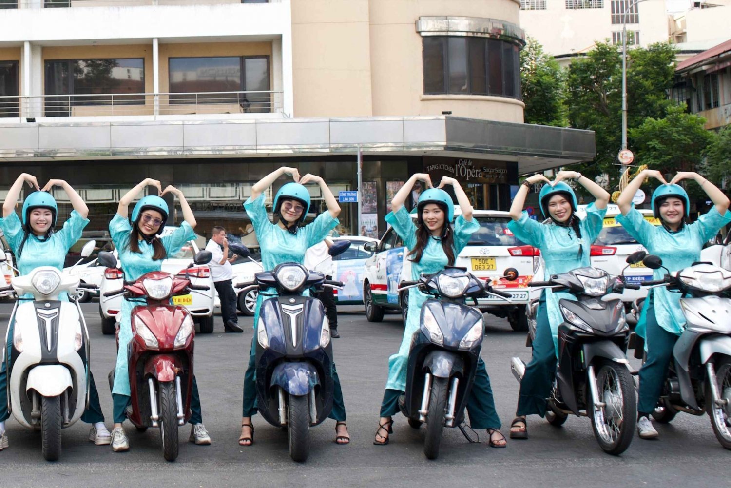 Guida turistica femminile di Ao Dai: Tour gastronomico e turistico in scooter