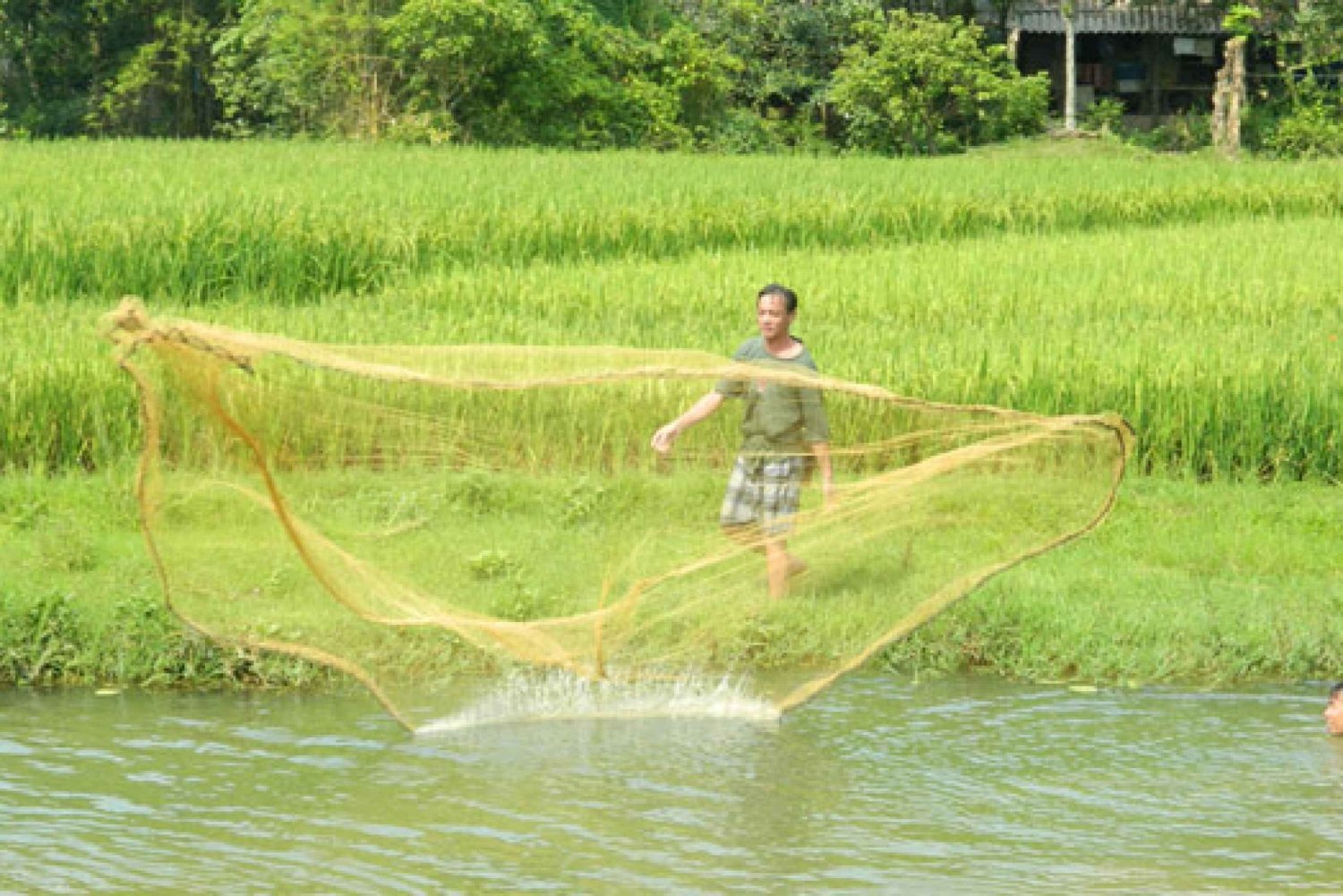 Fishing and Farming: 3-Day Trip to Mai Chau from Hanoi