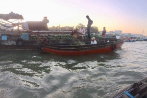 Passeio de barco pelo mercado flutuante todos os dias