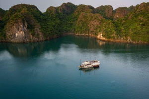 De Ninh Binh: cruzeiro de 2 dias pela baía de Bai Tu Long com refeições e guia