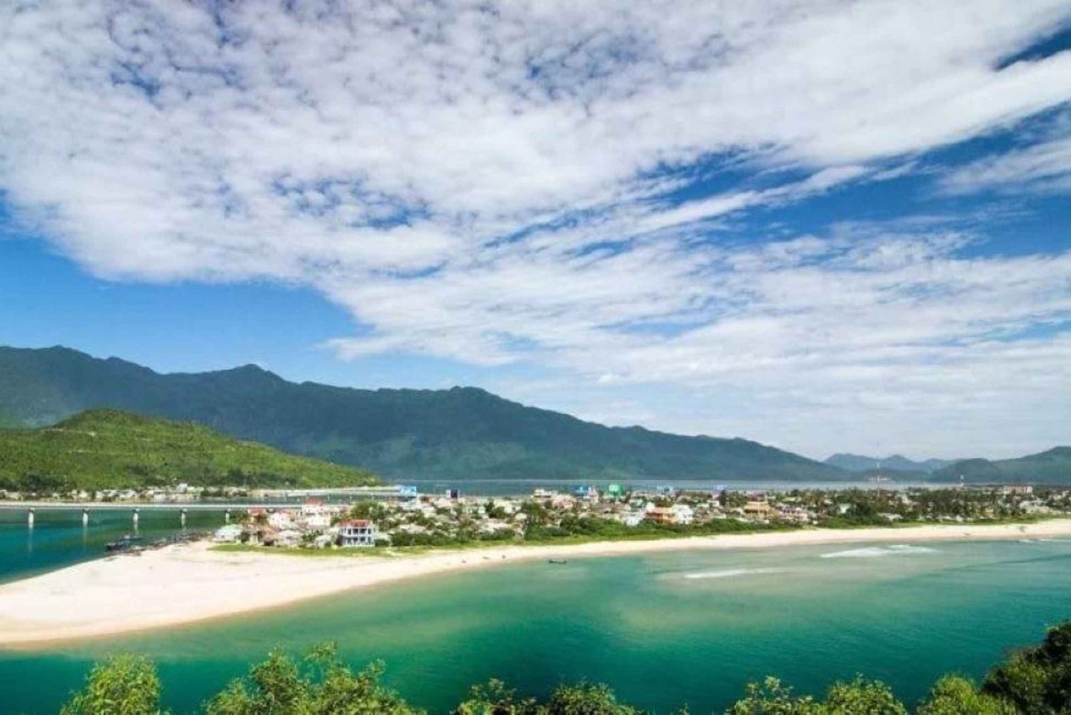 From Da Nang/Hoi An: 2-Day Hue Heritage & Culture Train Tour