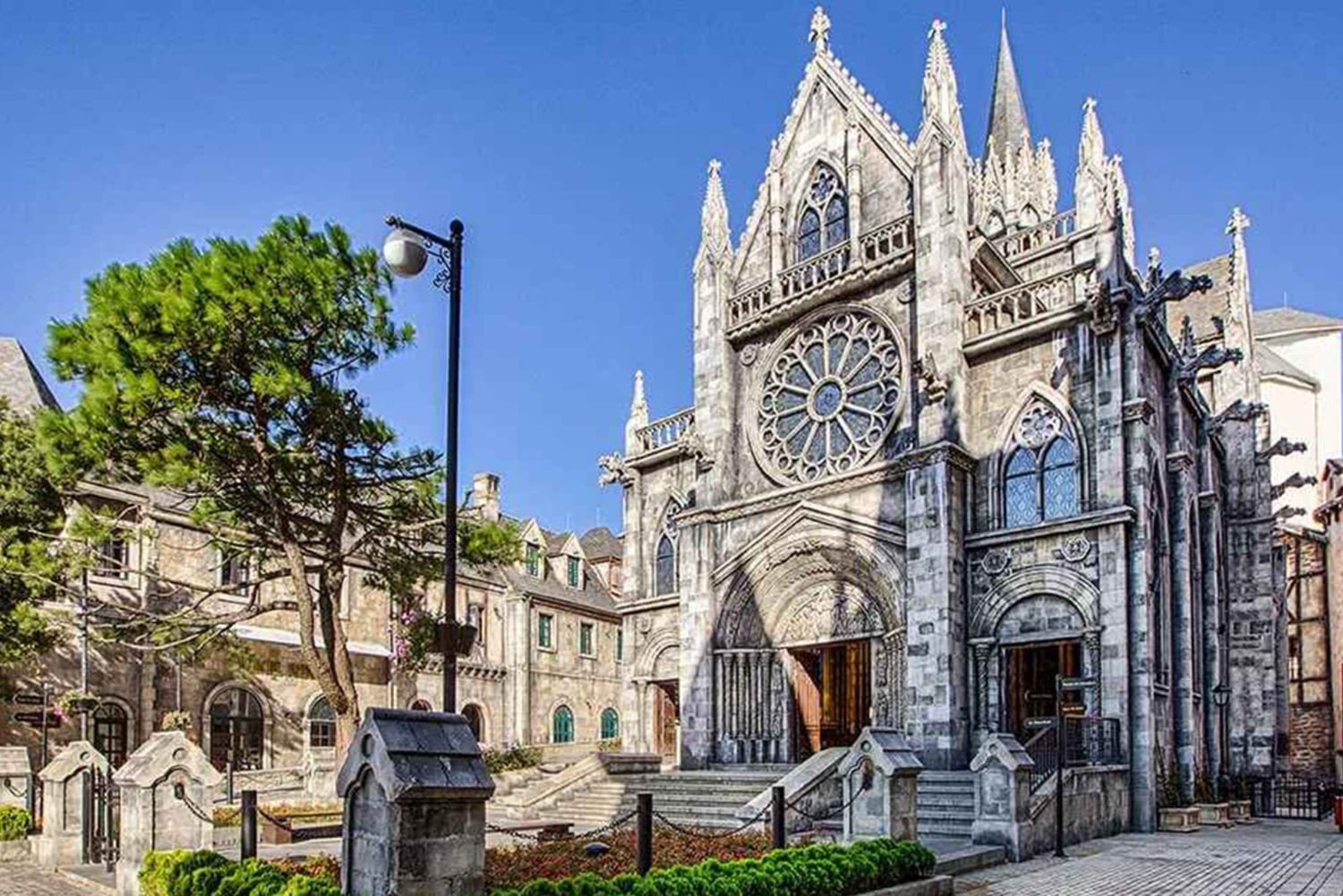 From Da Nang or Hoi An: Ba Na Hills Golden Bridge Tour